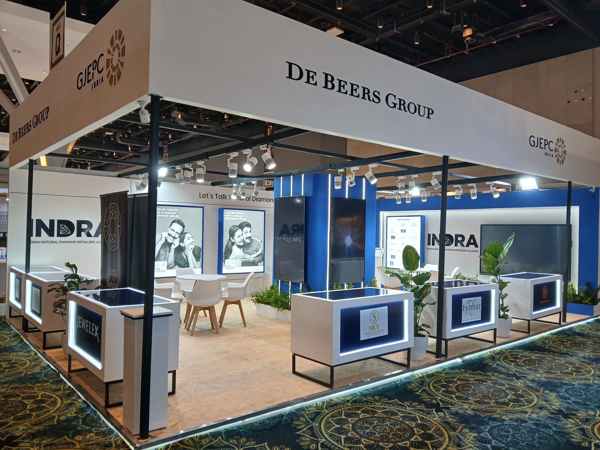 Custom trade show booth by Silverline. De Beers at India Gem & Jewellery Show 2026, view 1