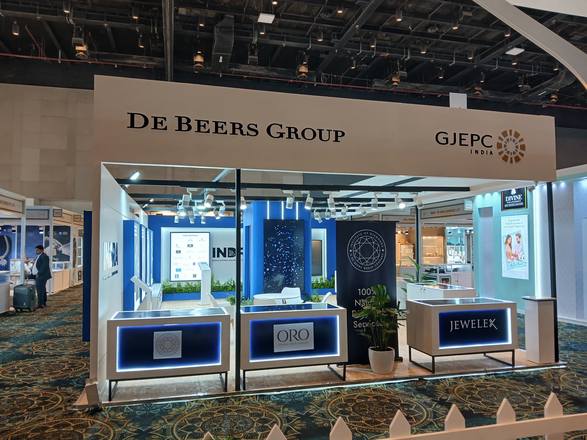 Custom trade show booth by Silverline. De Beers at India Gem & Jewellery Show 2026, view 3